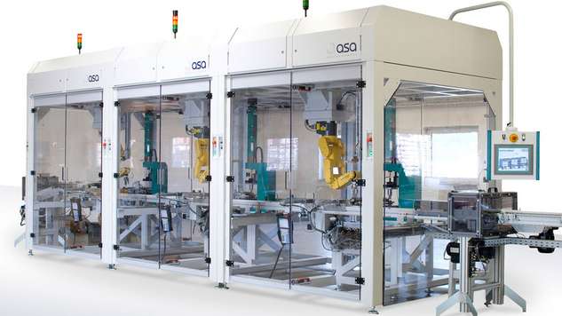 [Translate to Italy:] Assembly line consisting of three robot cells with three press stations